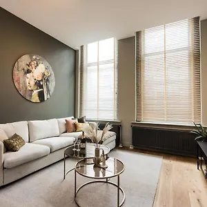 Glamorous Gateway Rose Apartment